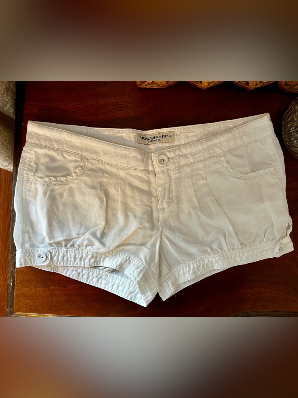 Adorable Women’s White Abercrombie & Fitch Linen Mini Shorts. Size 00.